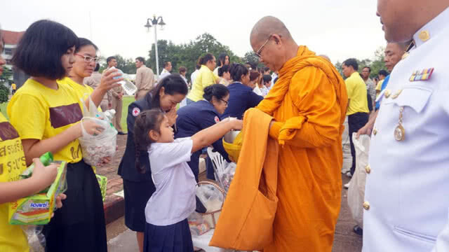พสกนิกรสระแก้วร่วมทำบุญตักบาตรฯ ถวายเป็นพระราชกุศล