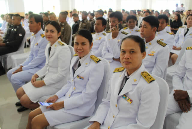 ชาววิเชียรบุรีร่วมทำบุญตักบาตร ข้าวสารอาหารแห้ง ถวายเป็นพระราชกุศลแด่สมเด็จพระเจ้าอยู่หัว
