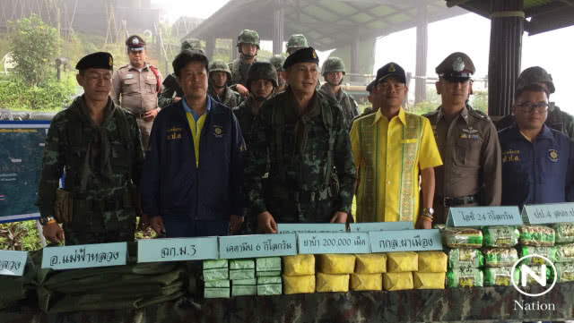 จ๊ะเอ๋ทหาร! 4 คนร้ายทิ้งยาเสพติดล็อตใหญ่