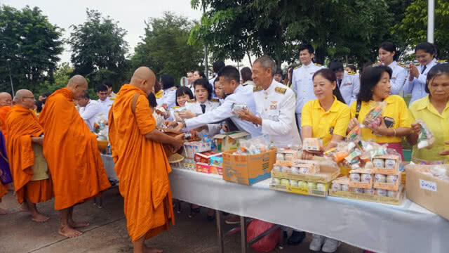 พสกนิกรสระแก้วร่วมทำบุญตักบาตรฯ ถวายเป็นพระราชกุศล