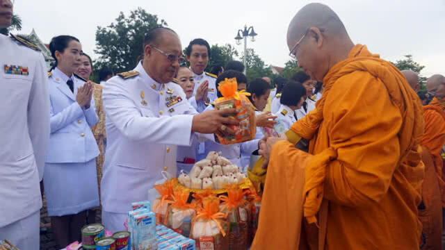 พสกนิกรสระแก้วร่วมทำบุญตักบาตรฯ ถวายเป็นพระราชกุศล
