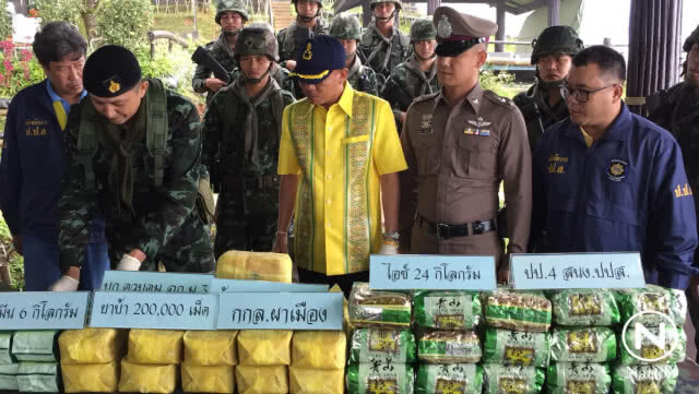 จ๊ะเอ๋ทหาร! 4 คนร้ายทิ้งยาเสพติดล็อตใหญ่