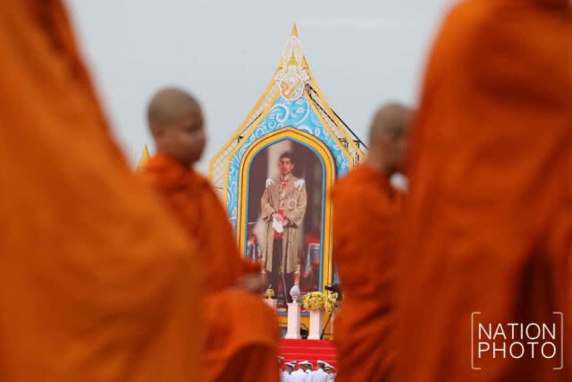 "บิ๊กตู่" นำครม.ทำบุญตักบาตร