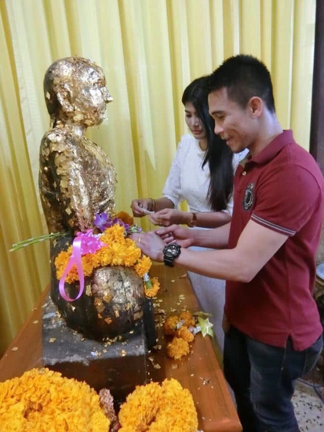 ศรีสะเกษ ควงแฟนสาว เดินสายทำบุญ 9 วัด ก่อนสละโสด