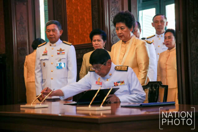 นายกฯ ลงนามถวายพระพร ร.10