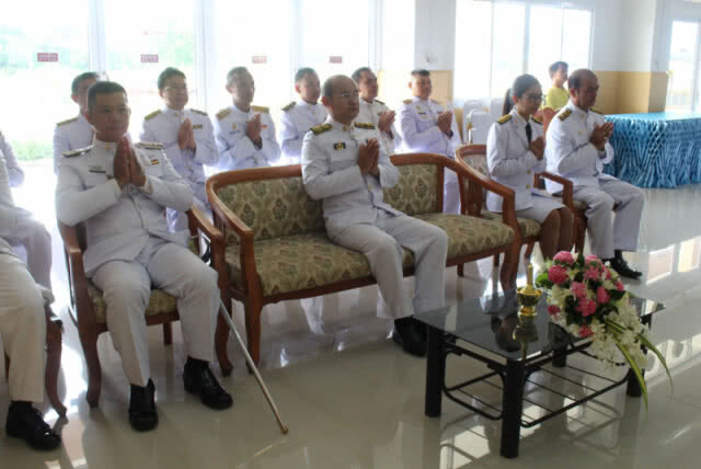 ชาววิเชียรบุรีร่วมทำบุญตักบาตร ข้าวสารอาหารแห้ง ถวายเป็นพระราชกุศลแด่สมเด็จพระเจ้าอยู่หัว