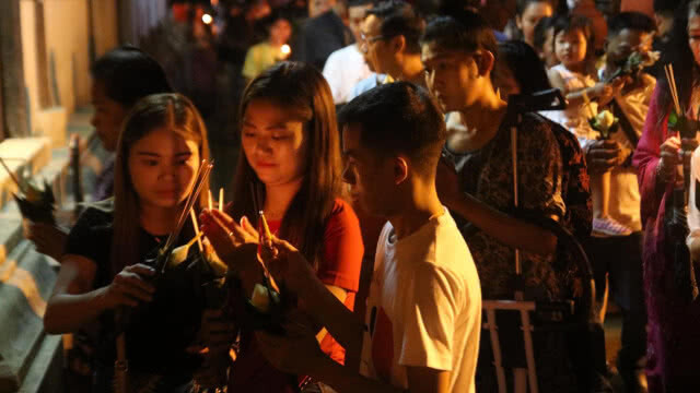 ตระการตา!! ชมความงามผางประทีปจุดลอยน้ำ ท่ามกลางฝนโปรยปราย