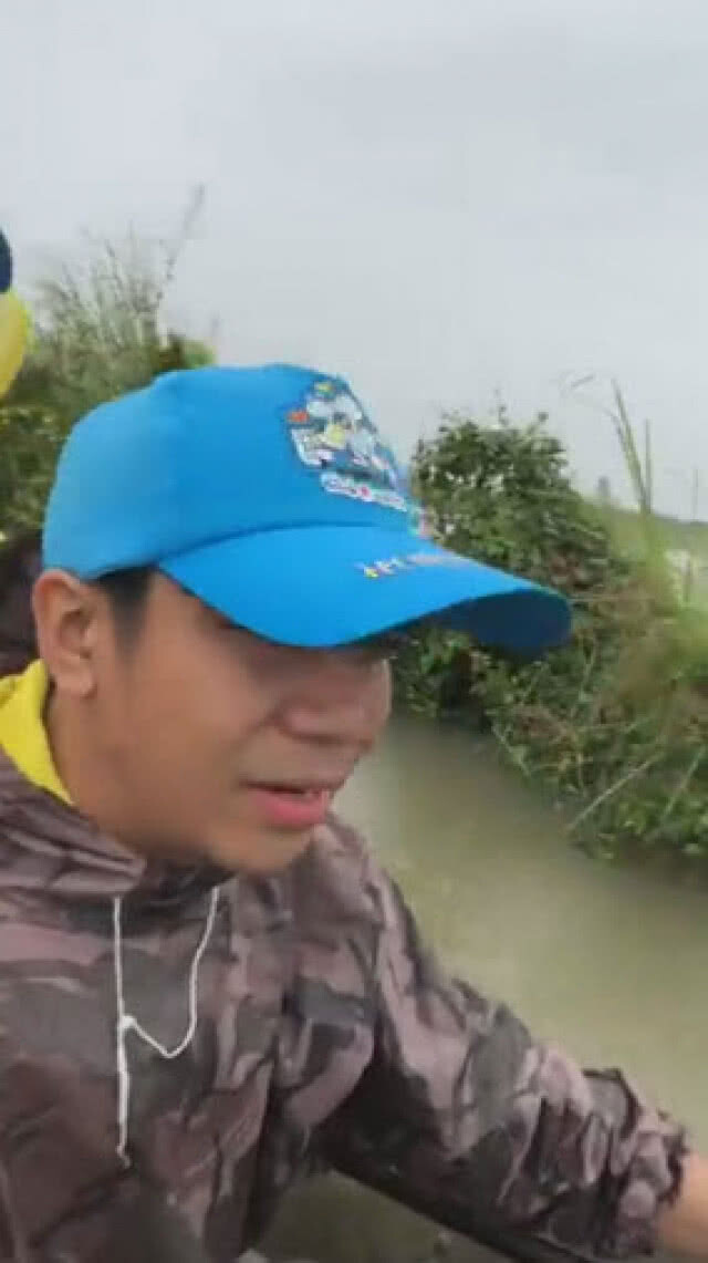 "ก้อง ห้วยไร่" ลงพื้นที่ จ.สกลนคร เฝ้าระวังน้ำท่วม