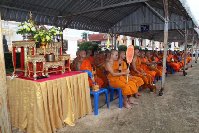 ชาววิเชียรบุรีร่วมทำบุญตักบาตร ข้าวสารอาหารแห้ง ถวายเป็นพระราชกุศลแด่สมเด็จพระเจ้าอยู่หัว