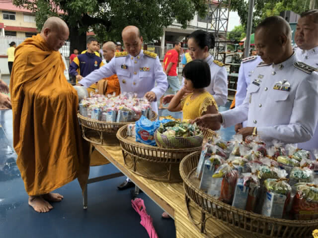 ปลูกต้นรวงผึ้ง ทำบุญใส่บาตร สดุดีมหาราชา ประกาศงดเหล้า