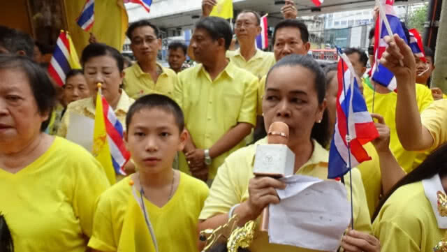 ชาวตลาดเฉลิมลาภถวายพระพรในหลวงร.10