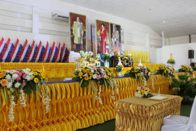 ชาววิเชียรบุรีร่วมทำบุญตักบาตร ข้าวสารอาหารแห้ง ถวายเป็นพระราชกุศลแด่สมเด็จพระเจ้าอยู่หัว