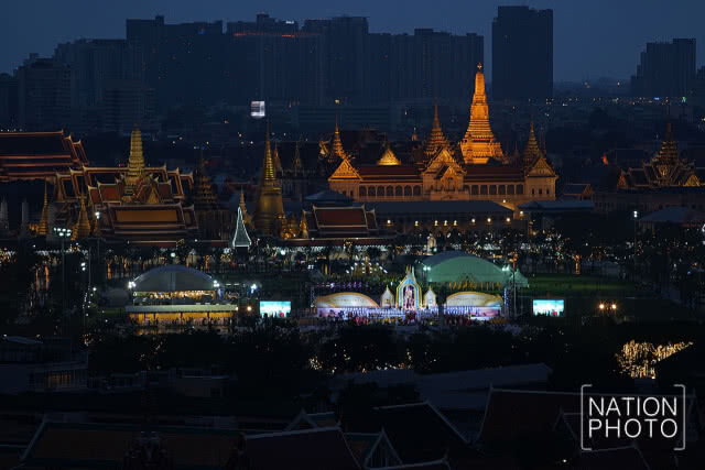 ภาพมุมสูง : พิธีถวายเครื่องราชสักการะ จุดเทียนถวายพระพรชัยมงคล สมเด็จพระเจ้าอยู่หัว