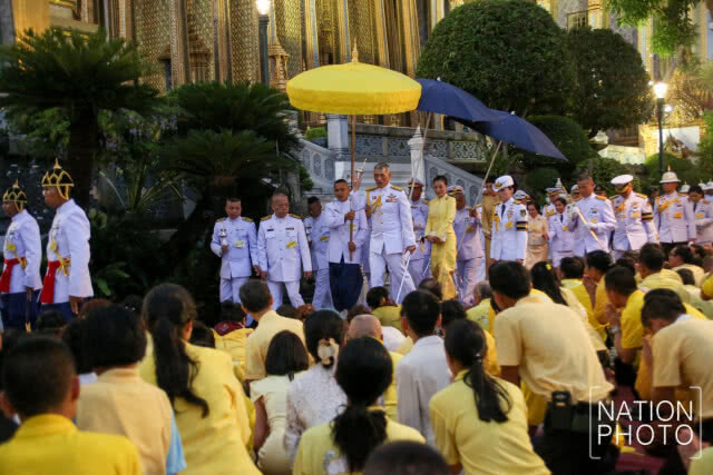 สมเด็จพระเจ้าอยู่หัวทรงพระสุหร่ายน้ำพระพุทธมนต์แก่ประชาชน