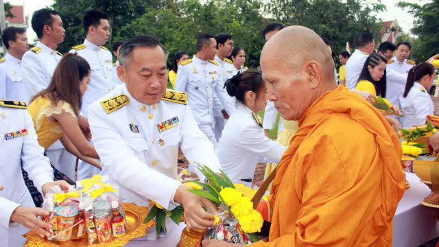 พสกนิกรสระแก้วร่วมทำบุญตักบาตรฯ ถวายเป็นพระราชกุศล