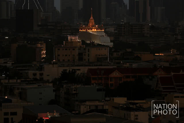 ภาพมุมสูง : พิธีถวายเครื่องราชสักการะ จุดเทียนถวายพระพรชัยมงคล สมเด็จพระเจ้าอยู่หัว