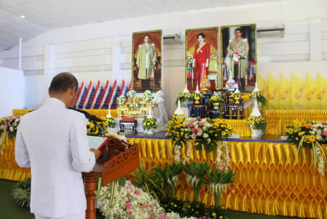 ชาววิเชียรบุรีร่วมทำบุญตักบาตร ข้าวสารอาหารแห้ง ถวายเป็นพระราชกุศลแด่สมเด็จพระเจ้าอยู่หัว