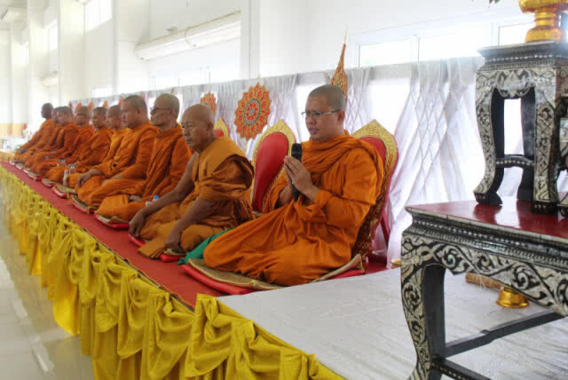 ชาววิเชียรบุรีร่วมทำบุญตักบาตร ข้าวสารอาหารแห้ง ถวายเป็นพระราชกุศลแด่สมเด็จพระเจ้าอยู่หัว