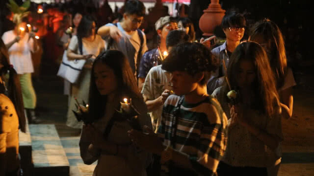 ตระการตา!! ชมความงามผางประทีปจุดลอยน้ำ ท่ามกลางฝนโปรยปราย