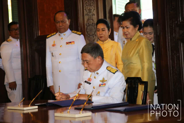 นายกฯ ลงนามถวายพระพร ร.10