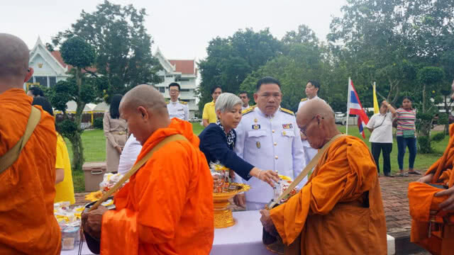 พสกนิกรสระแก้วร่วมทำบุญตักบาตรฯ ถวายเป็นพระราชกุศล