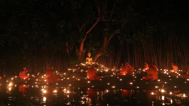 ตระการตา!! ชมความงามผางประทีปจุดลอยน้ำ ท่ามกลางฝนโปรยปราย