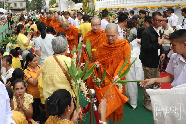 สวยสดใส! ประชาชนร่วมกันทำบุญตักบาตรดอกไม้ วัดราชบพิธฯ วันเข้าพรรษา 2561 (ชมภาพชุด)