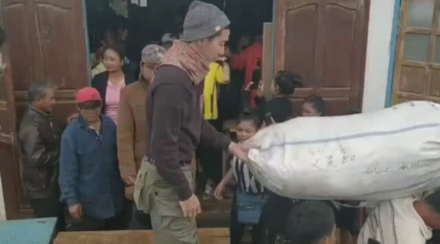 "โตโน่ ภาคิน" ลงพื้นที่ สปป.ลาว ขนสิ่งของบริจาค มอบให้ผู้ประสบภัย
