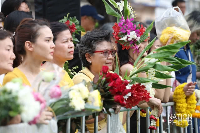 สวยสดใส! ประชาชนร่วมกันทำบุญตักบาตรดอกไม้ วัดราชบพิธฯ วันเข้าพรรษา 2561 (ชมภาพชุด)