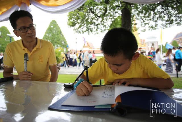 ประชาชนร่วมลงนามถวายพระพรชัยมงคลสมเด็จพระเจ้าอยู่หัว (ชมภาพชุด)