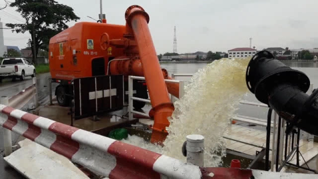 (คลิป) เฝ้าระวัง 24 ชม.!!! สถานการณ์น้ำท่วมสกลนคร ยังมีฝนตกต่อเนื่อง