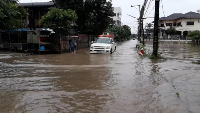 (คลิป) เฝ้าระวัง 24 ชม.!!! สถานการณ์น้ำท่วมสกลนคร ยังมีฝนตกต่อเนื่อง