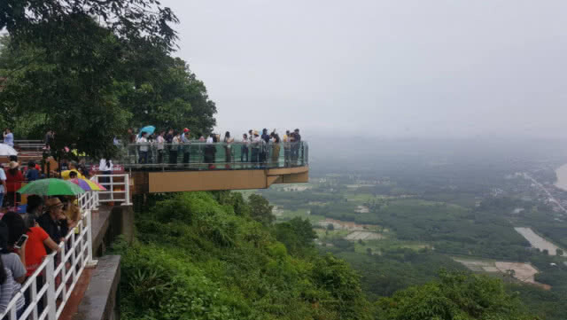 (คลิป) แม้ฝนตก!!! นทท.ไทย - ลาว แน่นสกายวอล์ค วัดผาตากเสื้อ ในวันหยุดยาว