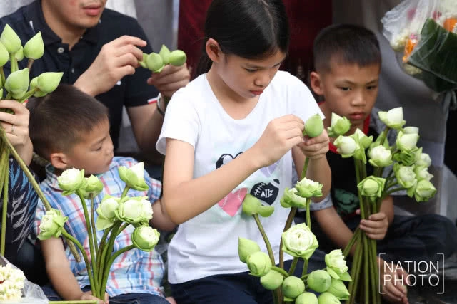 สวยสดใส! ประชาชนร่วมกันทำบุญตักบาตรดอกไม้ วัดราชบพิธฯ วันเข้าพรรษา 2561 (ชมภาพชุด)