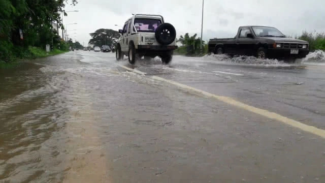 (คลิป) เฝ้าระวัง 24 ชม.!!! สถานการณ์น้ำท่วมสกลนคร ยังมีฝนตกต่อเนื่อง