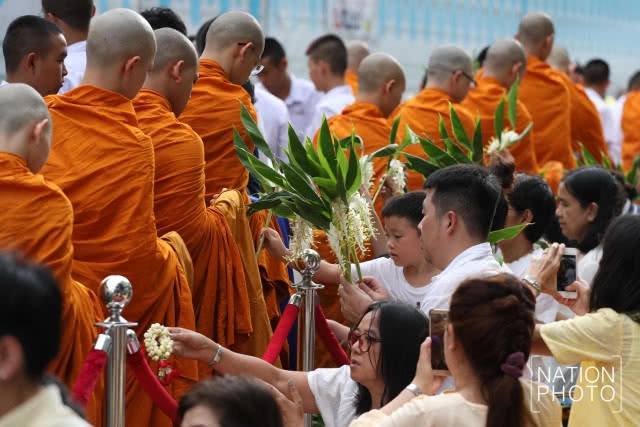 สวยสดใส! ประชาชนร่วมกันทำบุญตักบาตรดอกไม้ วัดราชบพิธฯ วันเข้าพรรษา 2561 (ชมภาพชุด)