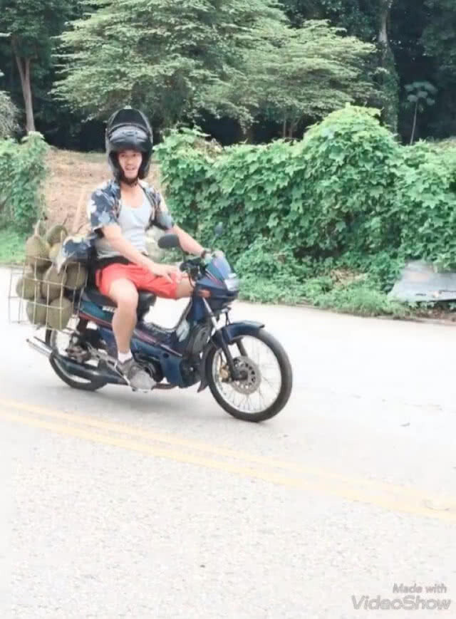 (คลิป) เวียร์ ตีเนียน!! สวมวิญญาณพ่อค้า ซิ่ง จยย.ส่งทุเรียน
