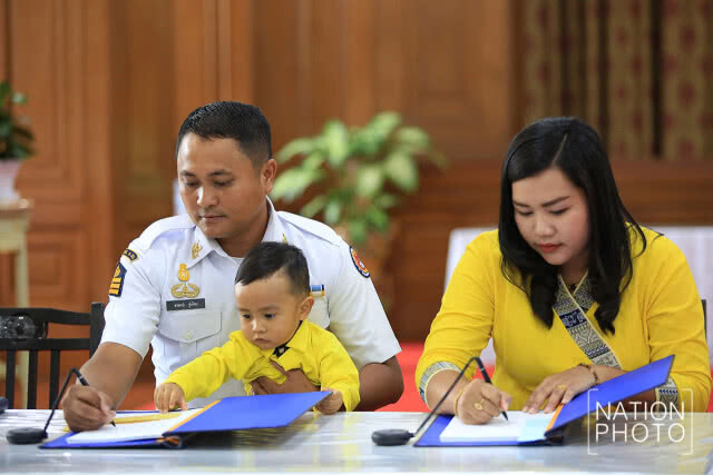 ประชาชนร่วมลงนามถวายพระพรชัยมงคลสมเด็จพระเจ้าอยู่หัว (ชมภาพชุด)