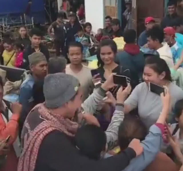 "โตโน่ ภาคิน" ลงพื้นที่ สปป.ลาว ขนสิ่งของบริจาค มอบให้ผู้ประสบภัย