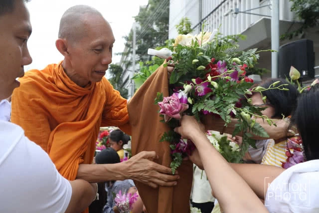 สวยสดใส! ประชาชนร่วมกันทำบุญตักบาตรดอกไม้ วัดราชบพิธฯ วันเข้าพรรษา 2561 (ชมภาพชุด)