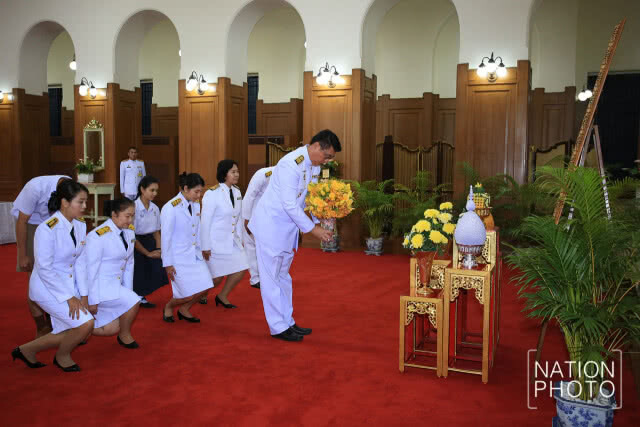 ประชาชนร่วมลงนามถวายพระพรชัยมงคลสมเด็จพระเจ้าอยู่หัว (ชมภาพชุด)