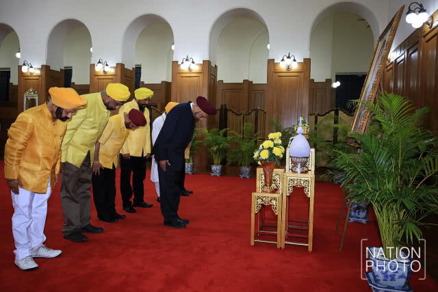 ประชาชนร่วมลงนามถวายพระพรชัยมงคลสมเด็จพระเจ้าอยู่หัว (ชมภาพชุด)