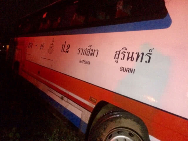 รถบัสหักหลบรถบรรทุกตกข้างทาง โชคดีเป็นรถเปล่า ไม่มีผู้โดยสาร