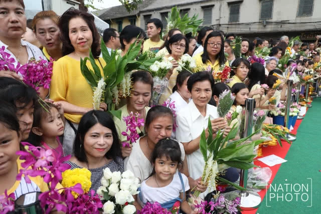 สวยสดใส! ประชาชนร่วมกันทำบุญตักบาตรดอกไม้ วัดราชบพิธฯ วันเข้าพรรษา 2561 (ชมภาพชุด)