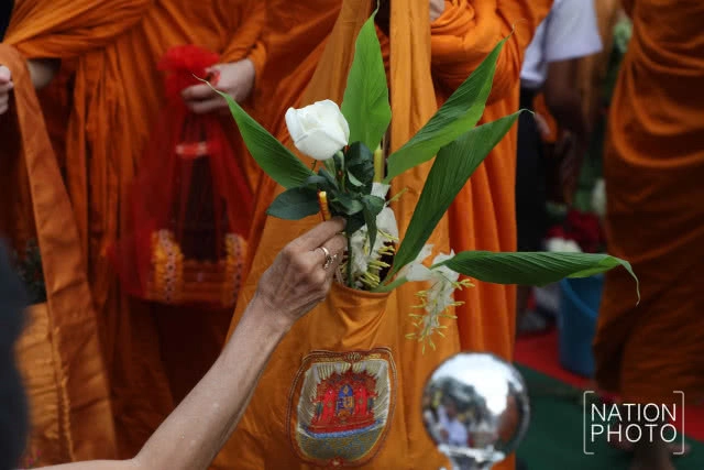 สวยสดใส! ประชาชนร่วมกันทำบุญตักบาตรดอกไม้ วัดราชบพิธฯ วันเข้าพรรษา 2561 (ชมภาพชุด)