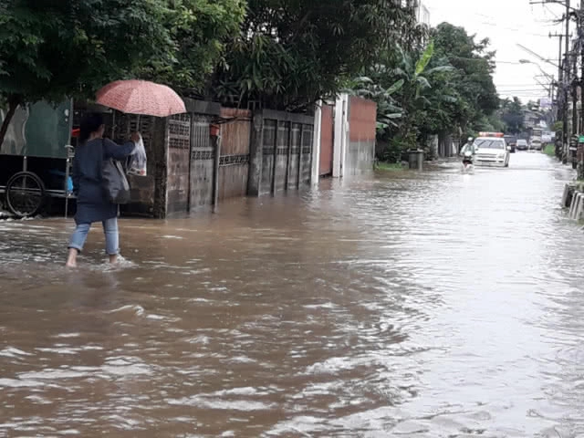 (คลิป) เฝ้าระวัง 24 ชม.!!! สถานการณ์น้ำท่วมสกลนคร ยังมีฝนตกต่อเนื่อง