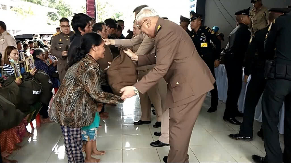 องคมนตรีมอบสิ่งของพระราชทานแก่ประชาชนผู้ประสบภัยพิบัติ(ดินถล่ม)พื้นที่จังหวัดน่าน