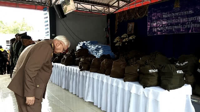 องคมนตรีมอบสิ่งของพระราชทานแก่ประชาชนผู้ประสบภัยพิบัติ(ดินถล่ม)พื้นที่จังหวัดน่าน