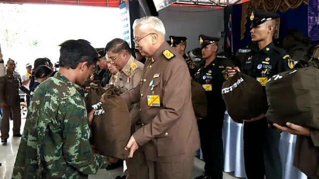 องคมนตรีมอบสิ่งของพระราชทานแก่ประชาชนผู้ประสบภัยพิบัติ(ดินถล่ม)พื้นที่จังหวัดน่าน