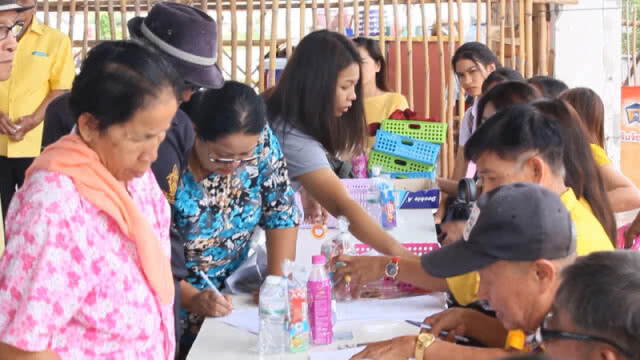 (คลิป) สร้างเสียงหัวเราะ!!! วันรับเบี้ยยังชีพ จัดแสดงตลกหมอลำ เอาใจผู้สูงวัย